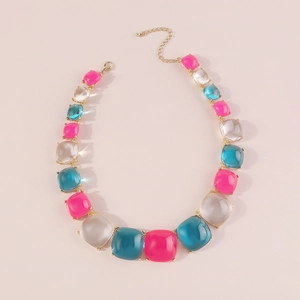 Détail du collier de pierres colorées avec chaîne à fermoir mousqueton doré ajustable