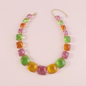 Détail d'un collier de perles gelées colorées avec cubes translucides et fermoir doré