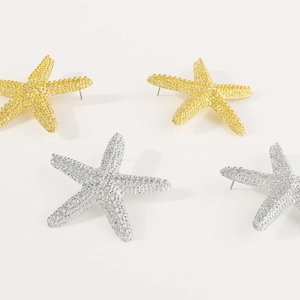 Pendientes de estrella de mar en aleación dorada y plateada con un acabado texturizado