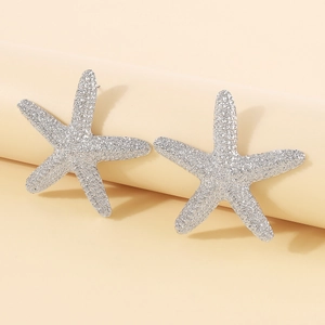 Vista detallada de pendientes de estrella de mar plateados con brillantes diamantes de imitación