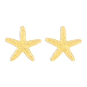 Pendientes de botón con forma de estrella de mar dorada y textura sobre fondo blanco