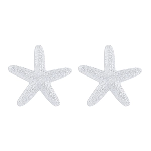 Primer plano de pendientes de estrella de mar plateados con superficie texturizada