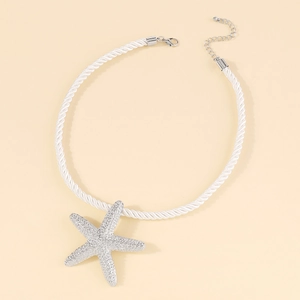 Vista detallada del collar con colgante de estrella de mar con pedrería y cuerda trenzada