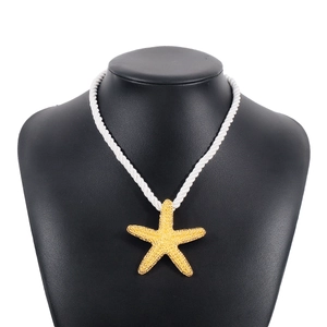 Collar con colgante de estrella de mar dorada texturizada y cordón de cuerda blanca
