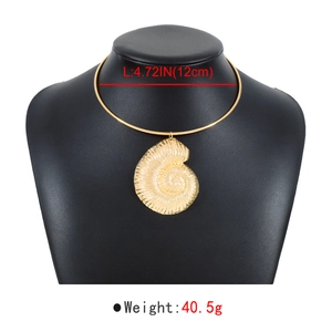 Détail du collier à pendentif coquillage doré avec diamètre de 12cm et poids de 40,5g