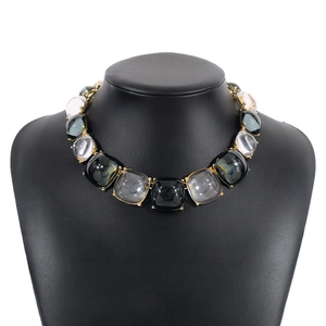 Détail du collier géométrique bohème avec pierres précieuses fumées et noires