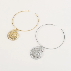 Détails de pendentifs en forme de conque avec surface texturée en coloris or et argent