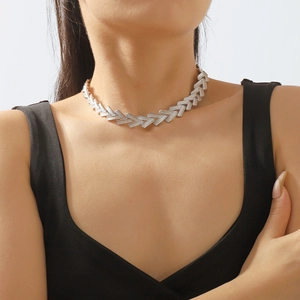 Collana girocollo vintage barocca a forma di V in metallo argento per donne con maglie