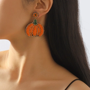 Handgemaakte kralen pompoen oorbellen voor Halloween met oranje en groene patronen