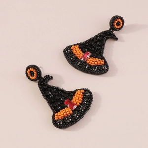 Detail van handgemaakte heksenhoed oorbellen met oranje en zwarte glaskraaltjes voor Halloween