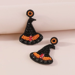 Handgemaakte Halloween heksenhoed oorbellen met zwarte kralen en oranje accenten