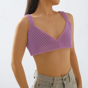 Top corto de cuentas acrílicas moradas con cuello en V y textura artesanal de moda