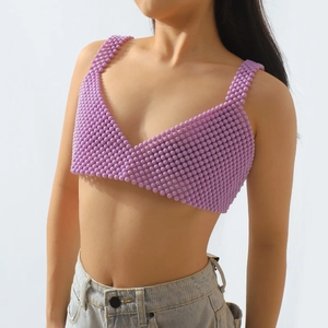 Vista de detalle del chaleco de cuentas acrílicas moradas con cuello en V y cuentas hechas a mano