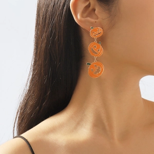 Halloween pompoen hangende oorbellen met oranje emaille en gouden afwerking op model