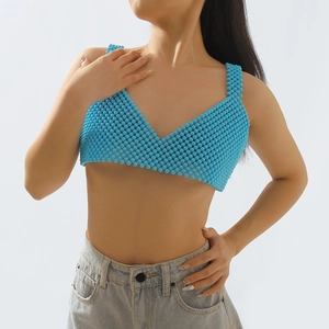 Detalle del top de sujetador con cuentas azules y escote en V para estilo bohemio