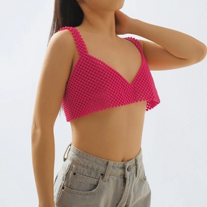 Detalle de crop top artesanal de cuentas rosas con textura tejida de alta calidad
