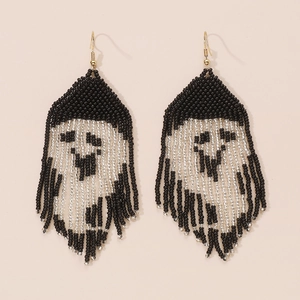 Handgemaakte Halloween oorbellen met kralen en spookmotief met zwart-witte franjes detail