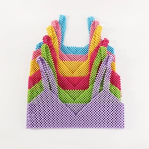 Primer plano de tops de sujetador hechos a mano con cuentas acrílicas de colores vibrantes