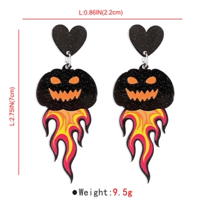 Detailweergave van 7cm lengte voor glitter pompoen en hartvormige Halloween oorbellen