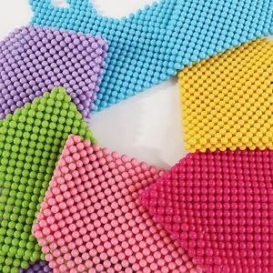 Toma macro de cadenas corporales de cuentas acrílicas en colores azul rosa y amarillo