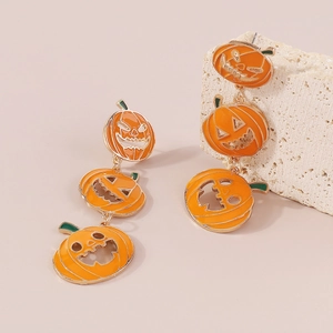 Detail van de drielaagse oranje pompoen oorbellen voor Halloween-feesten en evenementen