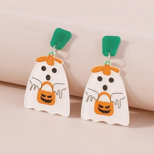Detail van Halloween spook oorbellen met pompoenpatroon en groene glitter accent