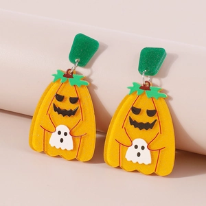 Macro-opname van Halloween pompoen en spook oorbellen met glitters en glanzende afwerking