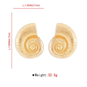 Gros plan sur boucles d'oreilles spirales dorées texturées avec mesures précises