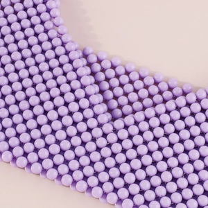 Detalle de top bikini de cuentas púrpura lavanda con perlas acrílicas y textura tejida