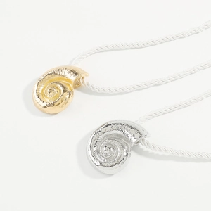 Vue détaillée des pendentifs coquillage or et argent avec colliers en corde tressée blanche