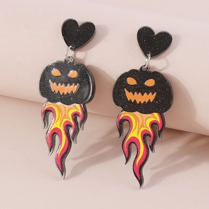 Detail van Halloween acryl oorbellen met zwarte glitterharten en pompoen vlam hangers