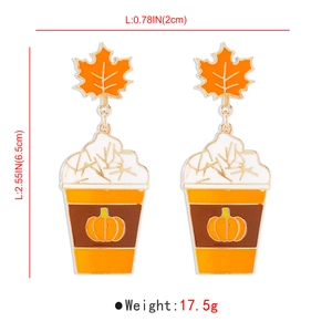 Detail van Halloween pompoen latte oorbellen met afmetingen en esdoornblad ontwerp