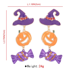Dettaglio degli orecchini a zucca e cappello da strega con misure di 3cm per 7cm