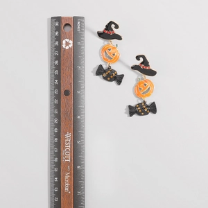 Dettaglio orecchini di Halloween con zucca e righello che mostra la misura di 7 cm