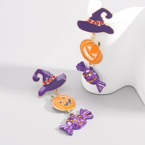Dettaglio macro di orecchini a cappello di zucca con smalto viola e piccoli strass