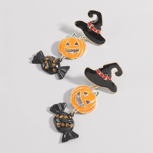 Dettaglio macro di orecchini a forma di zucca e cappello da strega con smalto e strass