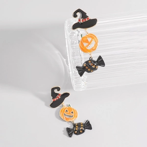 Dettaglio di orecchini di Halloween con cappello da strega zucca e motivo di caramelle