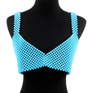 Detalle del chaleco de cadena corporal de cuentas acrílicas azul cielo en maniquí