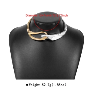 Dettaglio della collana girocollo bicolore con indicazione del diametro di 12+7 cm