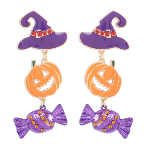 Dettaglio macro degli orecchini a forma di zucca e cappello con cristalli viola e arancio