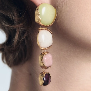 Primer plano detallado de pendientes largos con cuatro piedras de resina de colores