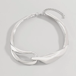 Choker in metallo argento irregolare con maglie intrecciate e chiusura a moschettone regolabile