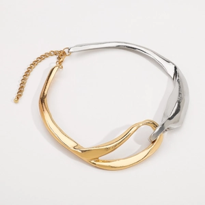 Dettaglio del choker bicolore con tubi metallici curvi e chiusura a moschettone