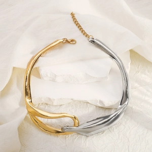 Dettaglio della collana bicolore oro e argento con maglie intrecciate e chiusura a moschettone