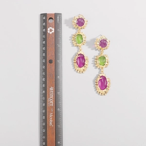 Vista detallada del tamaño de pendientes largos vintage con piedras de resina de colores