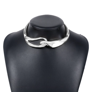 Dettaglio ravvicinato di una collana girocollo argentata su un manichino nero