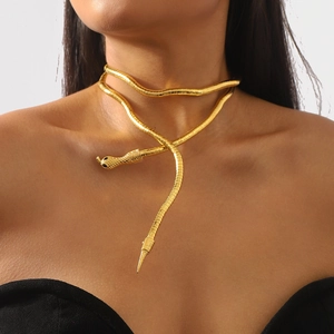 Verstellbare goldene Schlangenhalskette mit Schuppenstruktur und schwarzen Kristallaugen