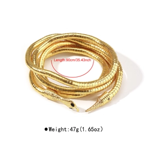 Detailansicht der 90cm goldene Schlangenkette mit Schuppenstruktur, Länge und Gewicht
