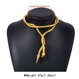 Detailansicht der 90cm goldenen Schlangenkette mit feiner Schuppenstruktur und Schlangenkopf