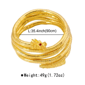 Detaillierte Makroansicht der flexiblen schlangenförmigen Goldkette mit roten Strass-Augen
